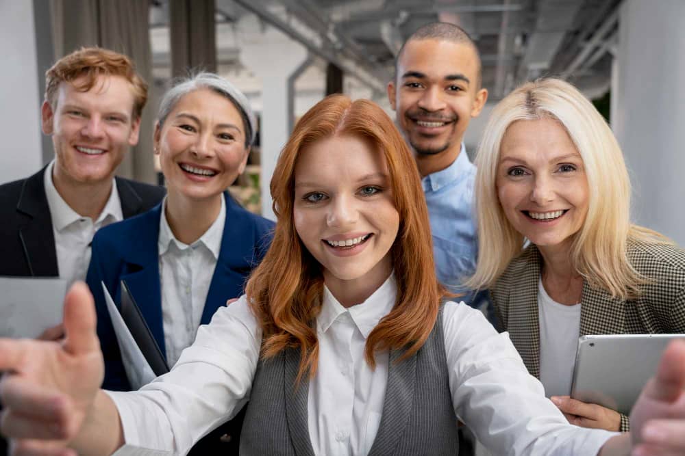 Groupe de personnes souriantes